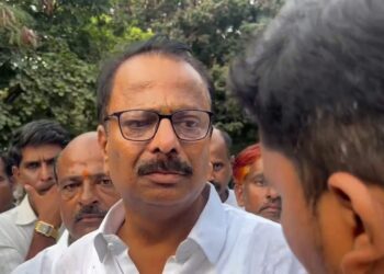 भावूक दिलीप माने अन् चिडलेले कार्यकर्ते ; काँग्रेसचे शेले दिले रस्त्यावर फेकून