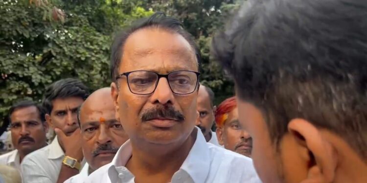 भावूक दिलीप माने अन् चिडलेले कार्यकर्ते ; काँग्रेसचे शेले दिले रस्त्यावर फेकून