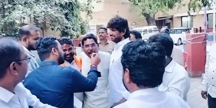 सोलापुरात मनसेच्या पदाधिकाऱ्यांनी मुंबईपर्यंत सूत्र हलवली ; उमेदवार महादेव कोगनुरे यांचा अर्ज मंजूर ; दिवसभर मनसे नेते ठाण मांडून