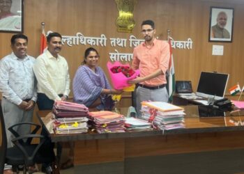 अरे व्वा ! माझी वसुंधरा अभियानात सोलापूर जिल्हा प्रथम ; DPO वीणा पवार यांचा सत्कार