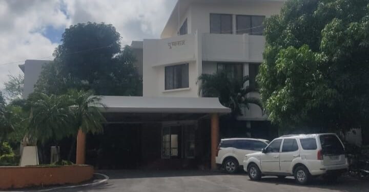 सोलापूर रेस्ट हाऊस मे इतना सन्नाटा क्यू है भाई…!