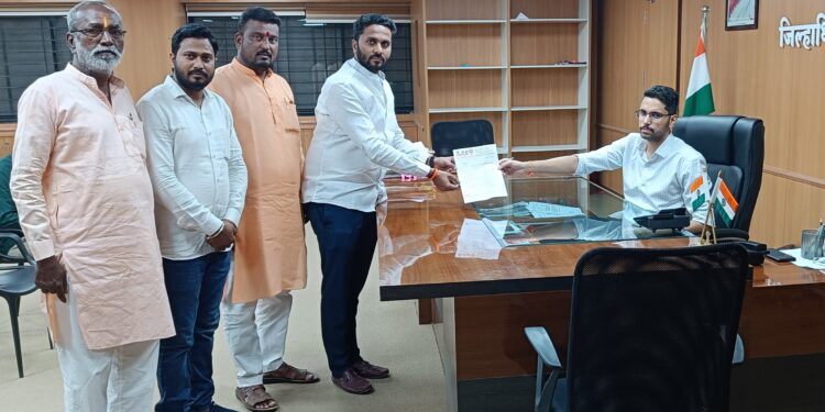 सीना-भीमा नदीवरील बंधा-यांची दरवाजे बंद करा ; अमर पाटील यांची जिल्हाधिकाऱ्यांकडे मागणी