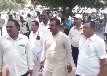 सोमनाथ वैद्य यांचा दक्षिण मध्ये अपक्ष उमेदवारी अर्ज दाखल ; जनतेच्या सेवेत 24 तास राहणार