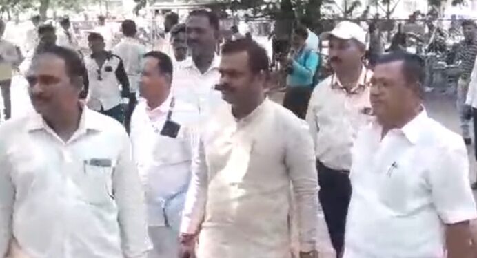 सोमनाथ वैद्य यांचा दक्षिण मध्ये अपक्ष उमेदवारी अर्ज दाखल ; जनतेच्या सेवेत 24 तास राहणार