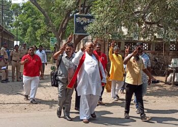 माझी लढत भाजपशीच ; ‘एमआयएम’ला मी जुमानत नाही ; आडम मास्तर यांनी दाखल केला अर्ज