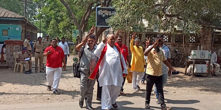 माझी लढत भाजपशीच ; ‘एमआयएम’ला मी जुमानत नाही ; आडम मास्तर यांनी दाखल केला अर्ज