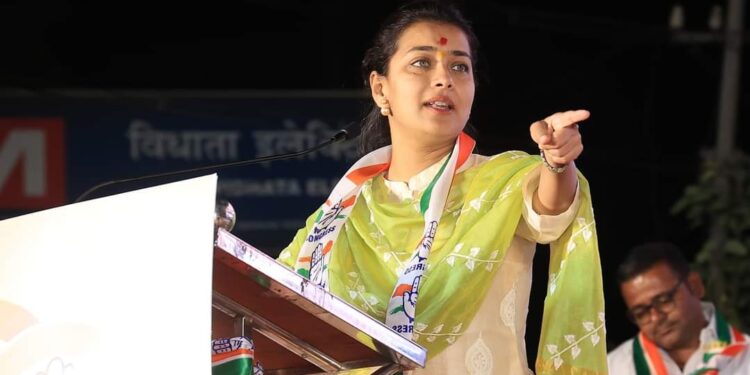 सोलापूरच्या स्टार लेकीने गाजवल्या राज्यात सभा ; प्रणिती शिंदेंना प्रदेश काँग्रेसने दिले स्पेशल चॉपर