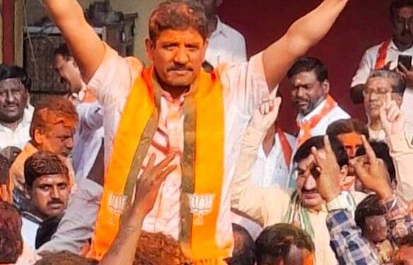 सोलापूरच्या नरेंद्रचे योगदान मुंबईच्या देवेंद्र यांनी विसरू नये !