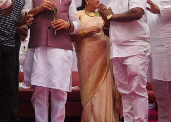 राष्ट्रवादीच्या किसन भाऊंचा दिवाळी पाडव्याचा वाढला असा गोडवा ; दादा – वहिनींचे घेतले आशीर्वाद