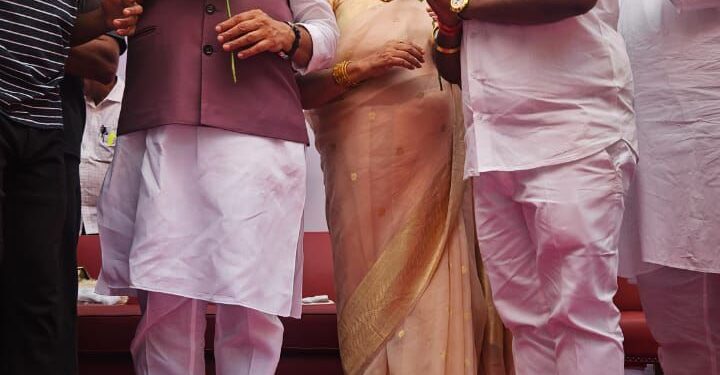 राष्ट्रवादीच्या किसन भाऊंचा दिवाळी पाडव्याचा वाढला असा गोडवा ; दादा – वहिनींचे घेतले आशीर्वाद