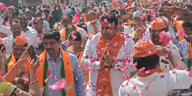 ‘शहर मध्य’मध्ये भाजपचे नेते एकवटले ! देवेंद्र कोठे यांचे पदयात्रेत जोरदार शक्तीप्रदर्शन