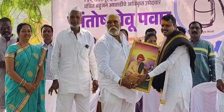 ‘वंचित’चे गॅस सिलेंडर जाणार आता दक्षिण मध्ये घराघरात ; संतोष पवार यांच्या प्रचाराचा नारळ फुटला