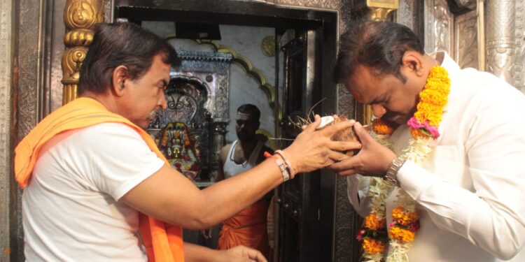 अपक्ष वैद्य यांनी मोडली दक्षिणच्या प्रचाराची परंपरा ; सोमेश्वर सोडून महापुरुष आणि पाच मंदिरात प्रचाराचा नारळ फोडला