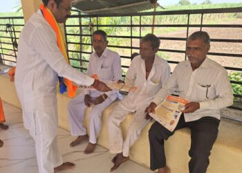 अपक्ष सोमनाथ वैद्य यांचा वन-टू-वन प्रचार ; दक्षिणच्या जनतेने केले स्वागत