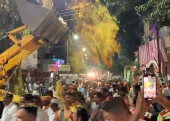 आमदार देशमुख यांच्यावर जेसीबी मधून पुष्पवृष्टी ; यंदा मालक लाखाच्या लिडने विजयी होणार