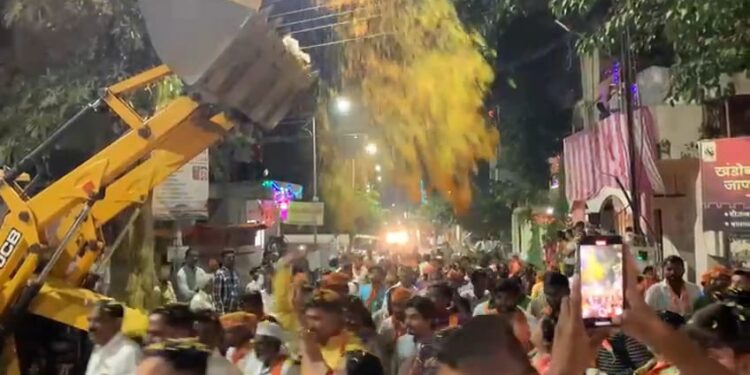 आमदार देशमुख यांच्यावर जेसीबी मधून पुष्पवृष्टी ; यंदा मालक लाखाच्या लिडने विजयी होणार