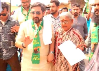 सोलापूर शहर मध्य झाले शाब्दीमय ; घरोघरी जाऊन मतदारांच्या घेतल्या भेटी