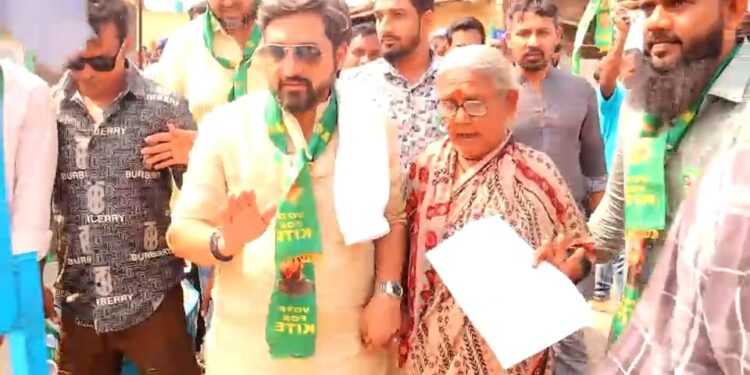 सोलापूर शहर मध्य झाले शाब्दीमय ; घरोघरी जाऊन मतदारांच्या घेतल्या भेटी