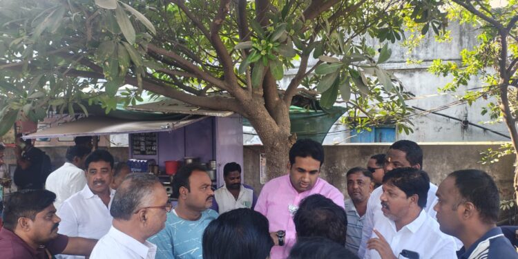 देवेंद्र कोठे यांचा मॉर्निंग वॉक ;’चाय पे चर्चा’ मधून जाणून घेतल्या मतदारांच्या भावना