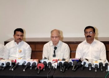 शरद पवार व दाऊद इब्राहिम यांच्या भेटीनंतर बॉम्ब ब्लास्ट ; प्रकाश आंबेडकरांचा गौप्यस्फोट ; सुशीलकुमारांनी बोरा कमिटीचे annexure का लपवले?