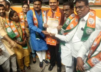 सोलापुरात काँग्रेसला मोठा धक्का ! मोची समाजातील पाच माजी नगरसेवकांनी केला भाजपमध्ये प्रवेश