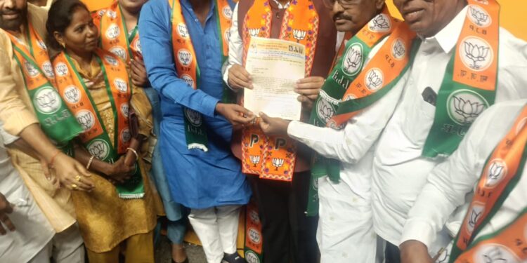 सोलापुरात काँग्रेसला मोठा धक्का ! मोची समाजातील पाच माजी नगरसेवकांनी केला भाजपमध्ये प्रवेश