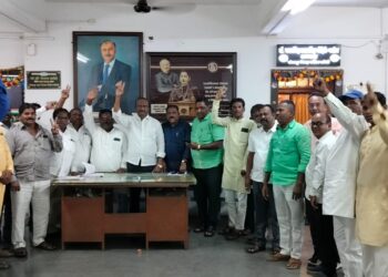 देवेंद्र भंडारे अध्यक्षपदाचा राजीनामा द्या ; तुम्ही स्वार्थी आहात ; काँग्रेसचे मोची नेते आक्रमक ; पाच गेले पण पन्नास आले