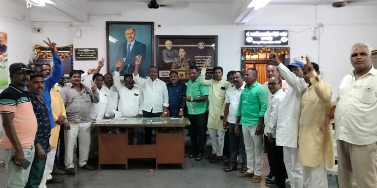 देवेंद्र भंडारे अध्यक्षपदाचा राजीनामा द्या ; तुम्ही स्वार्थी आहात ; काँग्रेसचे मोची नेते आक्रमक ; पाच गेले पण पन्नास आले