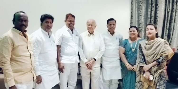 ब्रेकींग : चेतन नरोटे यांच्या प्रचारासाठी पूर्ण ताकदीने उतरणार ; फुलारे पती-पत्नीची नाराजी दूर