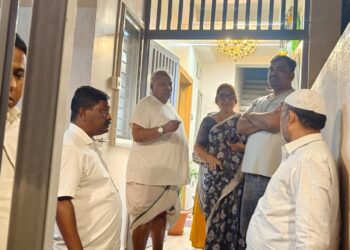 सोलापुरात आडम मास्तर यांच्या घरावर दगडफेक ; या पक्षाच्या कार्यकर्त्यांवर आरोप