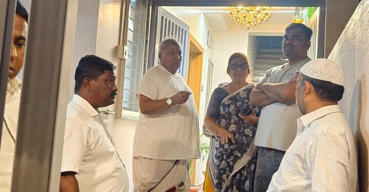 सोलापुरात आडम मास्तर यांच्या घरावर दगडफेक ; या पक्षाच्या कार्यकर्त्यांवर आरोप