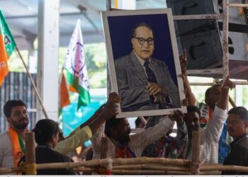 सोलापूरच्या सभेत बाबासाहेबांचा फोटो पाहताच मोदींनी भाषण थांबवलं ! कुणी दिली ही प्रतिमा भेट