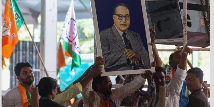 सोलापूरच्या सभेत बाबासाहेबांचा फोटो पाहताच मोदींनी भाषण थांबवलं ! कुणी दिली ही प्रतिमा भेट