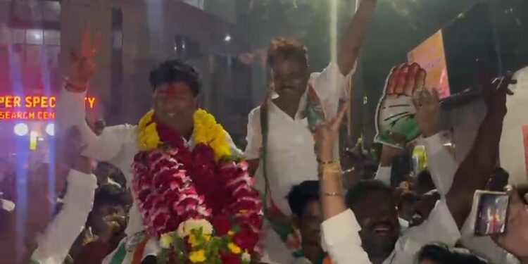 प्रणिती शिंदे यांच्या उपस्थितीत नरोटे- फुलारे जोडीने जिंकली मने ! पदयात्रेला उसळली गर्दी