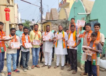 देवेंद्र कोठेंसाठी युवा मोर्चा मैदानात निश्चिन्त_राहा_आमचे_मत_देवेंद्र दादांना होम टू होम प्रचारात नागरिकांची प्रतिक्रिया