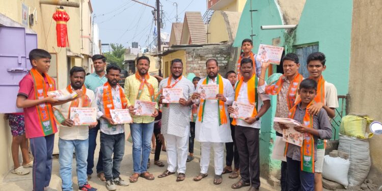 देवेंद्र कोठेंसाठी युवा मोर्चा मैदानात निश्चिन्त_राहा_आमचे_मत_देवेंद्र दादांना होम टू होम प्रचारात नागरिकांची प्रतिक्रिया