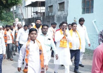 प्रस्थापितांना गाढून जनता जनसेवक महादेव कोगनुरे यांना आमदार करणार ; विजापूर रोड मनसेच्या पदयात्रेला गर्दी