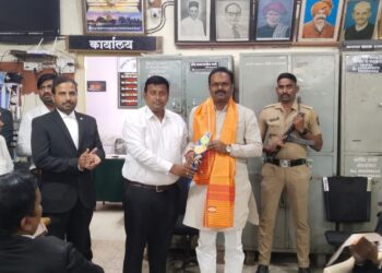 ऍड सोमनाथ वैद्य यांनी घेतली कोर्टात जाऊन वकिलाची भेट ; सोलापूर दक्षिण विकासाचा मांडला हा अजेंडा