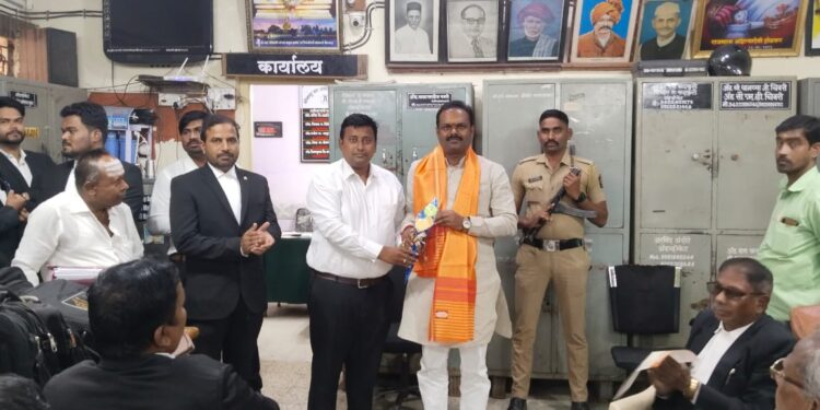 ऍड सोमनाथ वैद्य यांनी घेतली कोर्टात जाऊन वकिलाची भेट ; सोलापूर दक्षिण विकासाचा मांडला हा अजेंडा