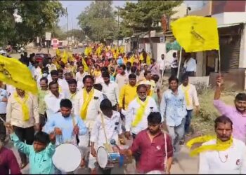 भाजपच्या बालेकिल्लात युवराज राठोड यांची रेकॉर्ड ब्रेक रॅली ; कार्यकर्त्यांची एक किलोमीटर रांग; अब आयेगा मजा