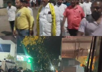 सोलापुरातील शांतीनगर देसाईनगर मध्ये महिला आक्रमक ; यंदा युवराज भैय्यालाच आमदार करणार, प्रताप नगर तांड्यात जेसीबी तून पुष्पवृष्टी