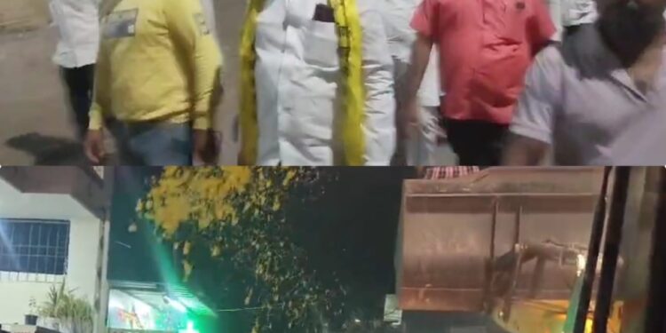 सोलापुरातील शांतीनगर देसाईनगर मध्ये महिला आक्रमक ; यंदा युवराज भैय्यालाच आमदार करणार, प्रताप नगर तांड्यात जेसीबी तून पुष्पवृष्टी