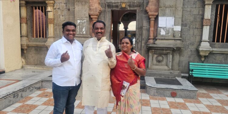 राष्ट्रवादीचे नेते आनंद चंदनशिवे यांचे मतदान ; पत्नी व मुलांसह बजावला मतदानाच हक्क