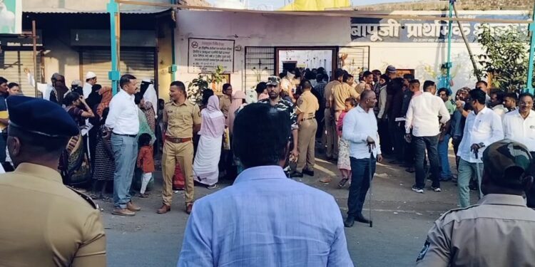 सोलापुरात या मतदान केंद्रावर पोलिसांनी बंदोबस्त वाढवला ! तीन पक्षाचे कार्यकर्ते एकत्र आल्याने तणाव, परिस्थिती नियंत्रणात