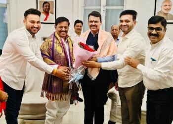 मनीष व रोहन यांना घेऊन आमदार सुभाष बापू देवेंद्र फडणवीस यांच्या स्वागताला