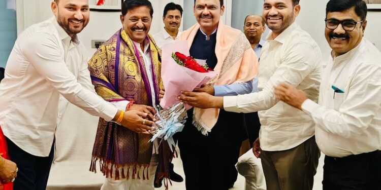 मनीष व रोहन यांना घेऊन आमदार सुभाष बापू देवेंद्र फडणवीस यांच्या स्वागताला