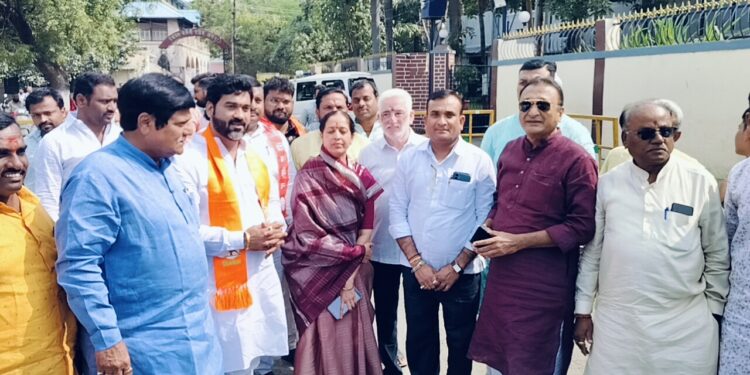 भाजप बंडखोर अमर बिराजदार यांचा शोभा बनशेट्टी यांना पाठिंबा ; काँग्रेसच्या प्रकाश वाले यांची माघार, भूमिका अस्पष्ट