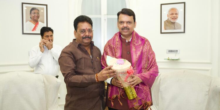 सोलापूरचा ‘नेता’ देवेंद्र फडणवीस यांच्या सत्काराला ; साहेबांनी दिला हा शब्द