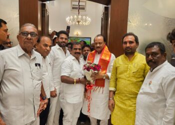 उपमुख्यमंत्री पदाचे रेकॉर्ड करणाऱ्या लाडक्या दादांना सोलापूरच्या किसन भाऊंची ही भेट