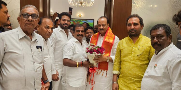 उपमुख्यमंत्री पदाचे रेकॉर्ड करणाऱ्या लाडक्या दादांना सोलापूरच्या किसन भाऊंची ही भेट